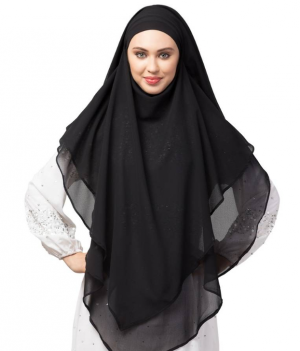 Hijab layer dengan potongan bawah yang berbeda